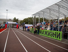 «Умную» спортивную площадку в Благовещенске открыли зарядкой и состязаниями