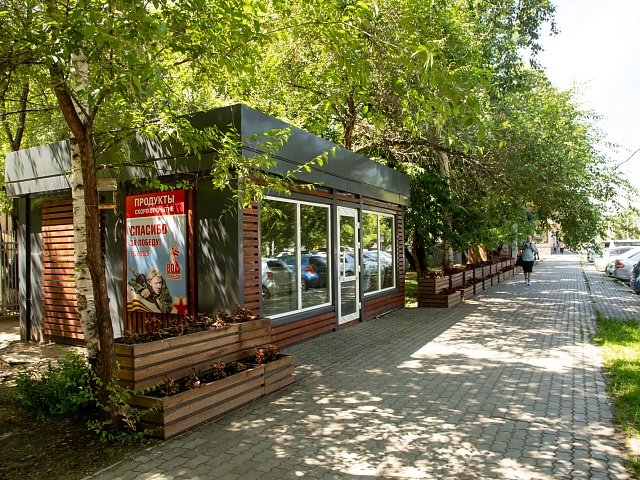 Бизнес в цвете: благовещенский предприниматель озеленил территорию вокруг торгового павильона