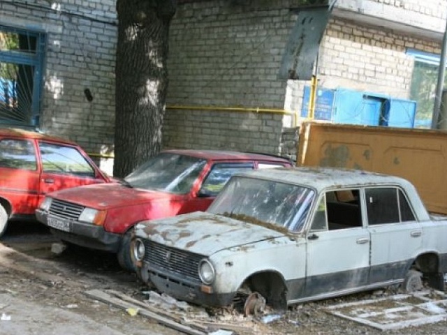 Город начнут «чистить» от заброшенных автомобилей