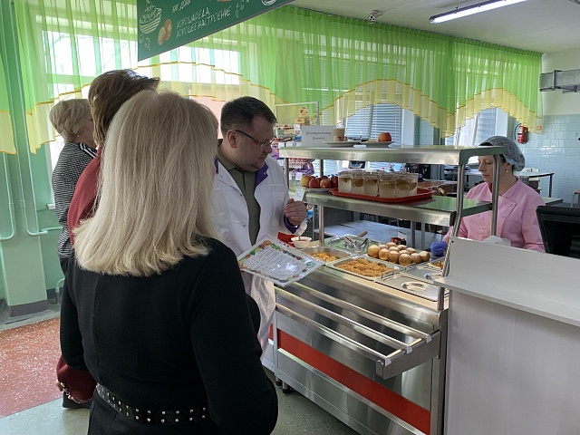 Рыбное трио, свекольный чизкейк, овощные оладьи: предприятия общепита презентовали благовещенцам полезное меню