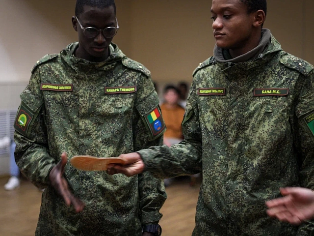 Более 80 студентов-иностранцев в Благовещенске научились печь блины и танцевать русский народный танец