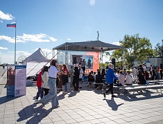 Китайские и русские писатели встретились в Благовещенске на книжном фестивале «Берег»