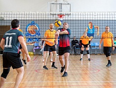 В Благовещенске депутаты, сотрудники мэрии и прокуратуры сыграли в волейбол