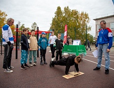 «Умную» спортивную площадку в Благовещенске открыли зарядкой и состязаниями