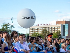 Почти 1200 благовещенских выпускников прошли в торжественном шествии по центру Благовещенска 