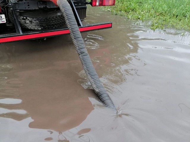 Сотрудники ГСТК начали активную работу по откачке воды с городских территорий