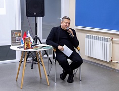 Московский писатель презентовал в Благовещенске книги про СВО