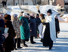  Благовещенцы окунулись в прорубь на Крещение