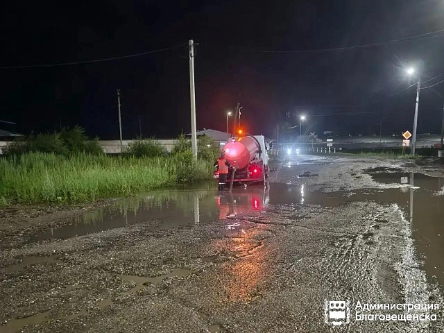 Около 100 тысяч литров воды с улиц Благовещенска откачали коммунальщики за сутки