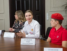 В Благовещенске чествовали известных благовещенцев — Елену Пастухову и Василия Семёнова. Они стали наставниками месяца