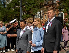 Мэр Благовещенска в День России вручил паспорта 13 юным благовещенцам