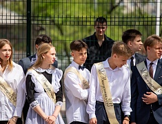 Во всех школах Благовещенска прозвенели последние звонки
