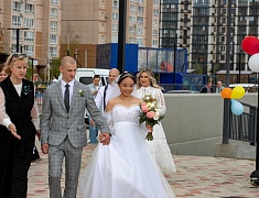 Коллективную свадьбу провели на берегу Зеи в Благовещенске