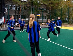 «Умную» спортивную площадку в Благовещенске открыли зарядкой и состязаниями