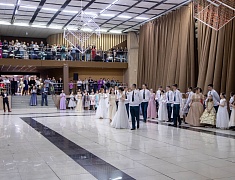 Больше 400 благовещенцев закружил кадетский бал