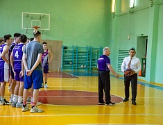 Мэр Благовещенска Олег Имамеев вручил награду "Наставник месяца"