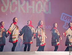 Почти 1200 благовещенских выпускников прошли в торжественном шествии по центру Благовещенска 