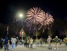 Небо над Благовещенском озарил высотный фейерверк