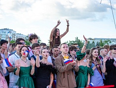 Почти 1200 благовещенских выпускников прошли в торжественном шествии по центру Благовещенска 