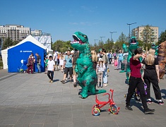 В День защиты детей маленькие благовещенцы рисовали на асфальте