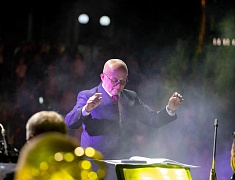 С днём рождения Благовещенск поздравили солист музыкального театра «Геликон-опера» Дмитрий Янковский и оркестр «АмурДжазБэнд»