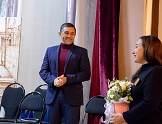 Мэр Благовещенска Олег Имамеев вручил кубок наставнику месяца