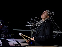 С днём рождения Благовещенск поздравили солист музыкального театра «Геликон-опера» Дмитрий Янковский и оркестр «АмурДжазБэнд»