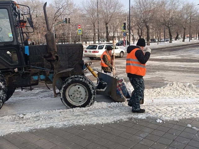 Очистили более 70 автобусных остановок и 14 км тротуаров: как продвигается снегоуборочная кампания в городе