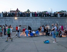 Благовещенцы выложили «Родину-мать» из пяти тысяч свечей