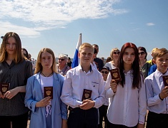 Мэр Благовещенска в День России вручил паспорта 13 юным благовещенцам