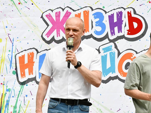 Аквагрим, конкурсы на ловкость и сладкие подарки: сквер «Чайка» собрал юных благовещенцев на детский концерт