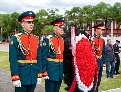 В День памяти и скорби благовещенцы возложили цветы к памятнику воинам-амурцам