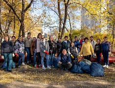 К общегородскому субботнику присоединились работники администрации Благовещенска