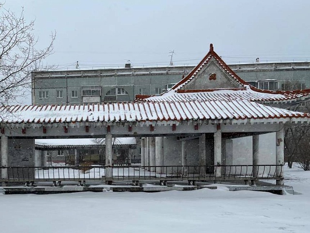 В парке Дружбы демонтируют постройку возле западных ворот