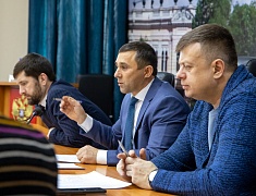 Мэр Благовещенска Олег Имамеев собрал предпринимателей, занимающихся пассажирскими перевозками