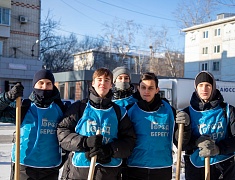 Благовещенские студенты почистили тротуары возле медучреждений