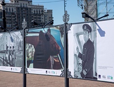 На набережной Амура в Благовещенске открыли фотовыставку ТАСС в честь юбилея города