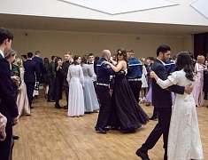 В Благовещенске в танце закружились более сотни студентов