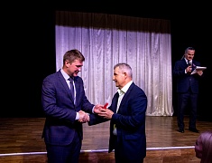 Знаки «50 лет Байкало-Амурской магистрали» вручили благовещенцам