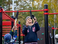 «Умную» спортивную площадку в Благовещенске открыли зарядкой и состязаниями