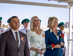 Главы Хэйхэ и Благовещенска возложили цветы на пограничной реке