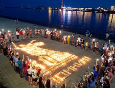 Благовещенцы выложили «Родину-мать» из пяти тысяч свечей