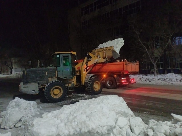 Ночью бригады ГСТК вышли на уборку благовещенских дорог и тротуаров от наледи