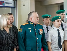 В школе № 10 открыли "Уголок памяти Героя" и установили "Парту Героя"