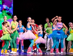 Мэр города Олег Имамеев поздравил благовещенский ансамбль "Ровесники" с 57-летием