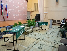 В одной из школ Благовещенска установили первые парты Героев