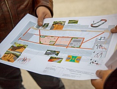 Мэр Благовещенска Олег Имамеев в ходе выездного совещания проконтролировал ход работ на универсальной спортплощадке в микрорайоне