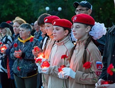 Цветы в память о подвиге советских солдат возложили в Благовещенске