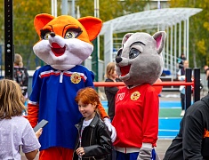 «Умную» спортивную площадку в Благовещенске открыли зарядкой и состязаниями