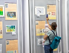 В областной библиотеке открыли выставку рисунков и подвели итоги конкурса «Нам дороги эти позабыть нельзя»